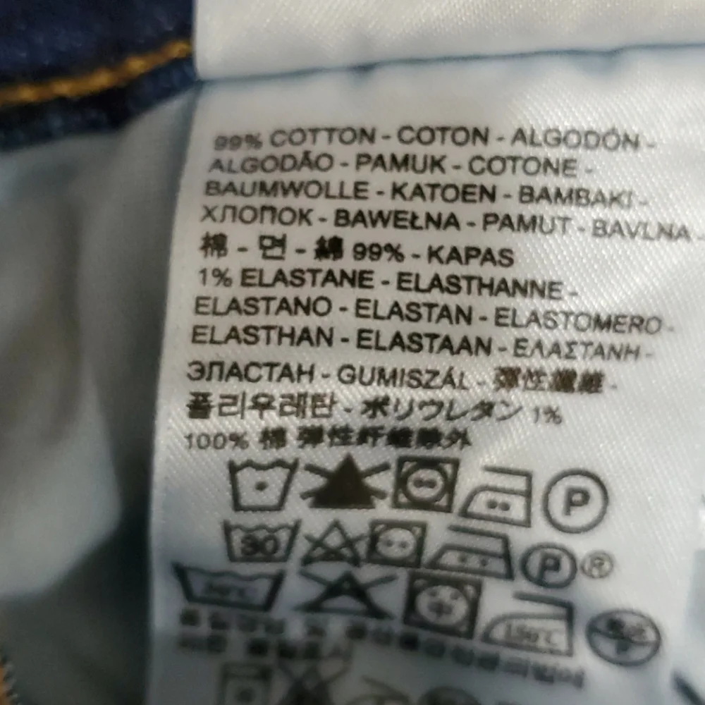 EUC LEVI'S DENIM MIDRISE 5 POCKET CROP JEANS (27)
